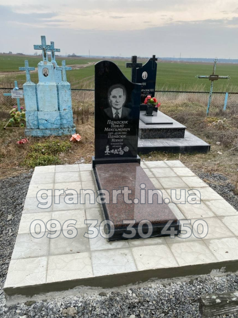 Пам'ятник бюджетний з надгробкою коричневою