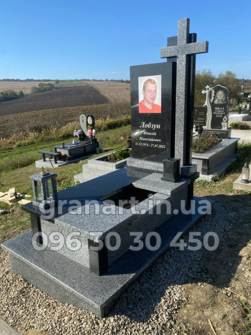 Пам'ятник європейський з високим хрестом