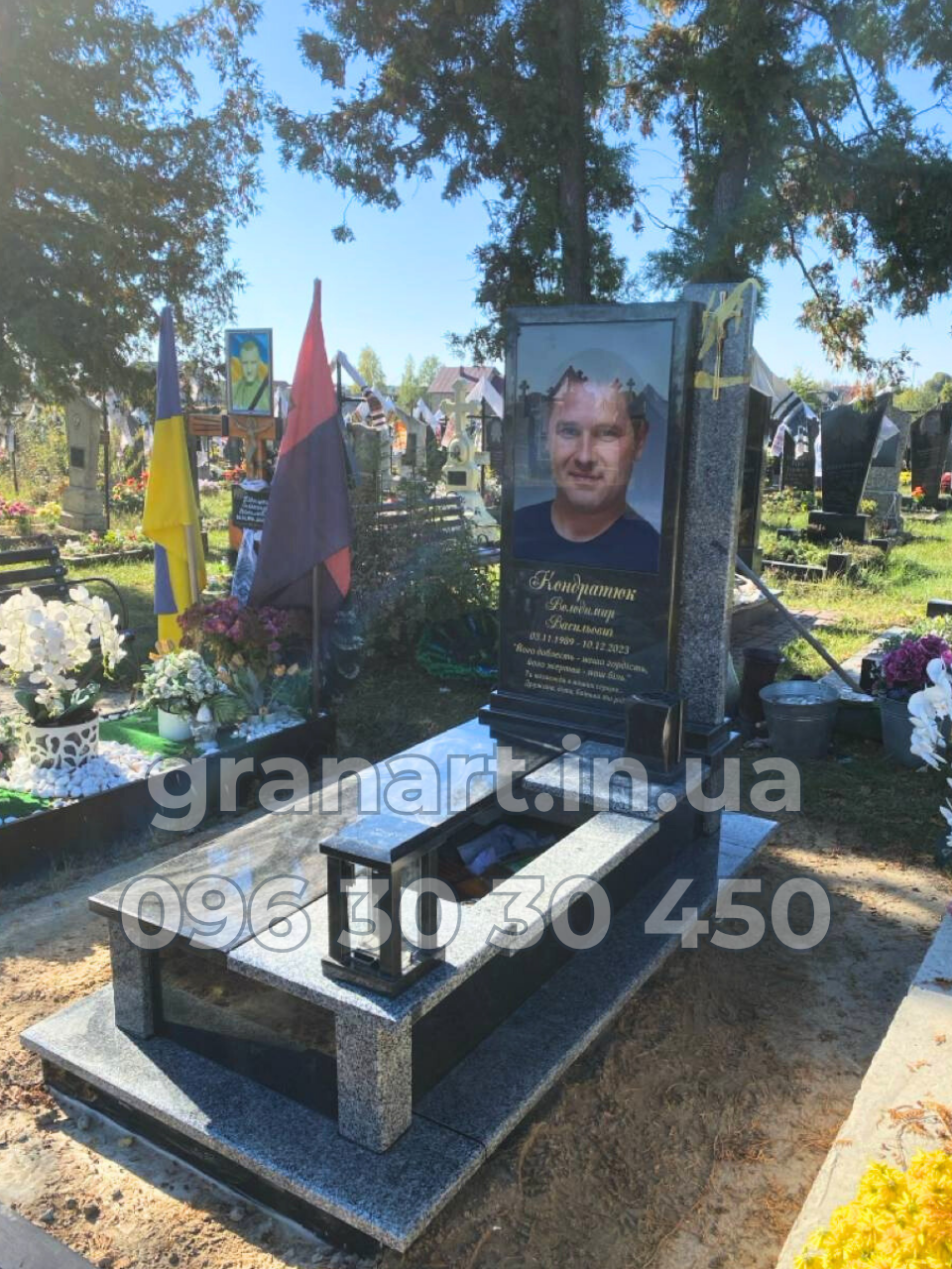 Пам'ятник європейський з великою фотографією