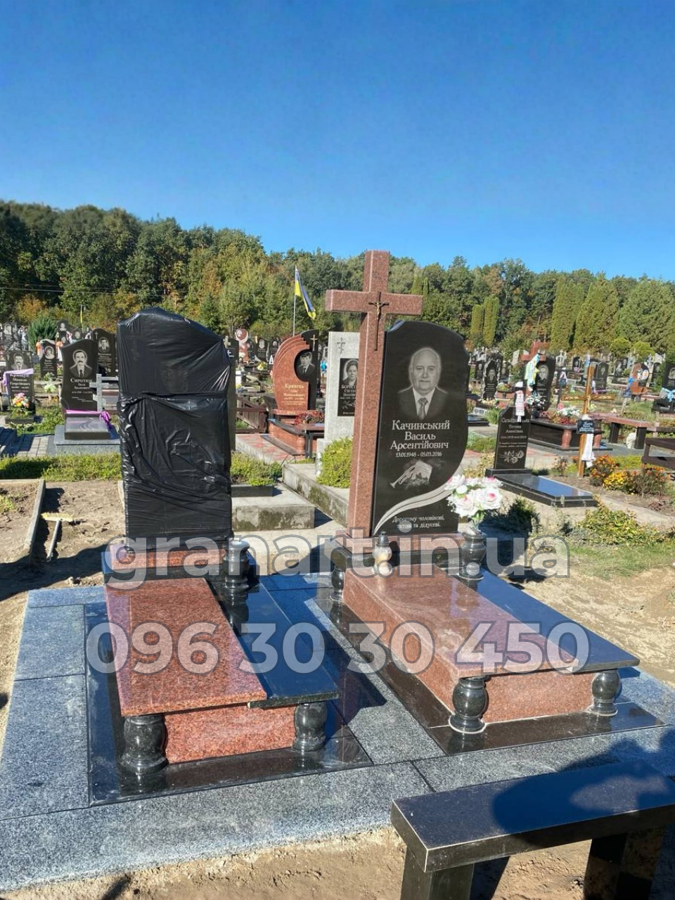 Подвійний з хрестом та червоного граніту