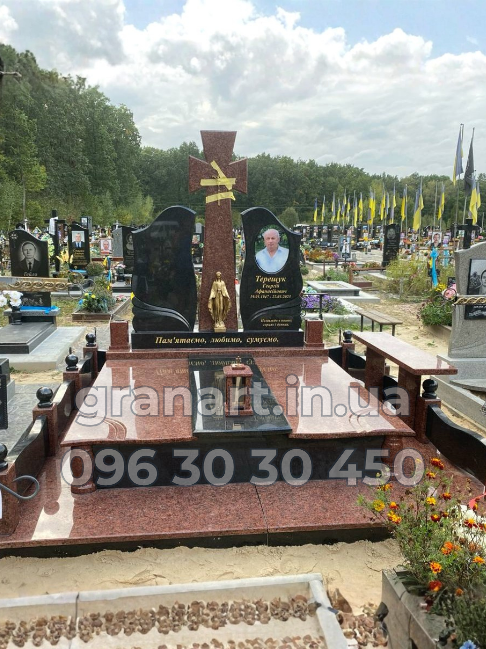 Подвійний з червоного граніту та масивним хрестом