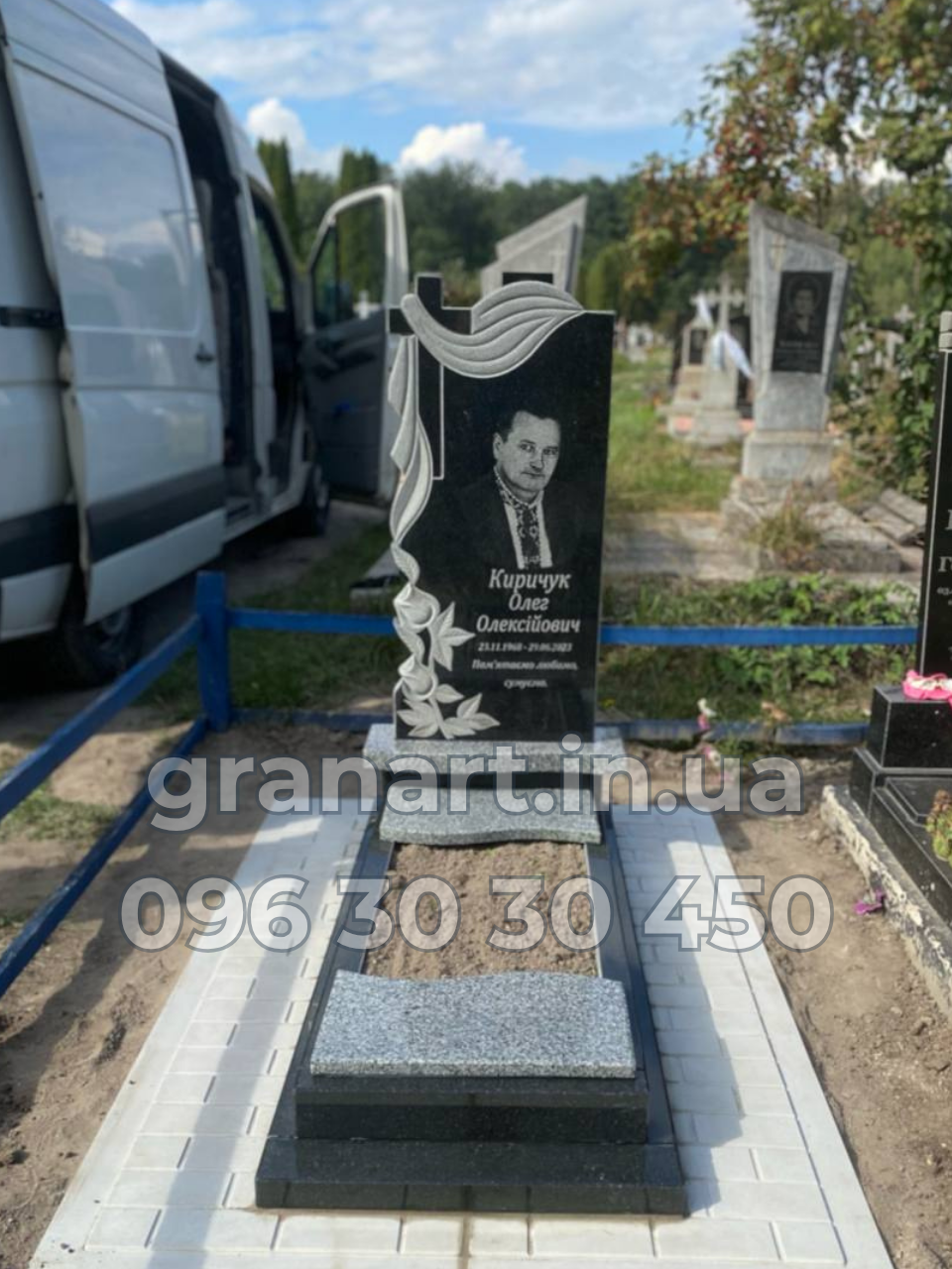 Пам'ятник бюджетний з розами