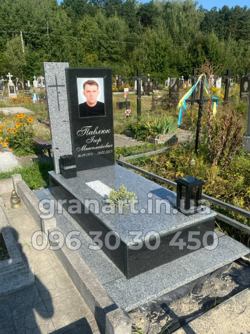 Пам'ятник європейський високий з сірим гранітом