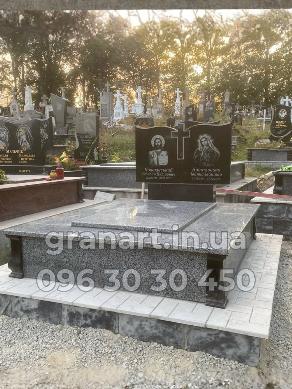 Подвійний з сірого граніту та однією стелою