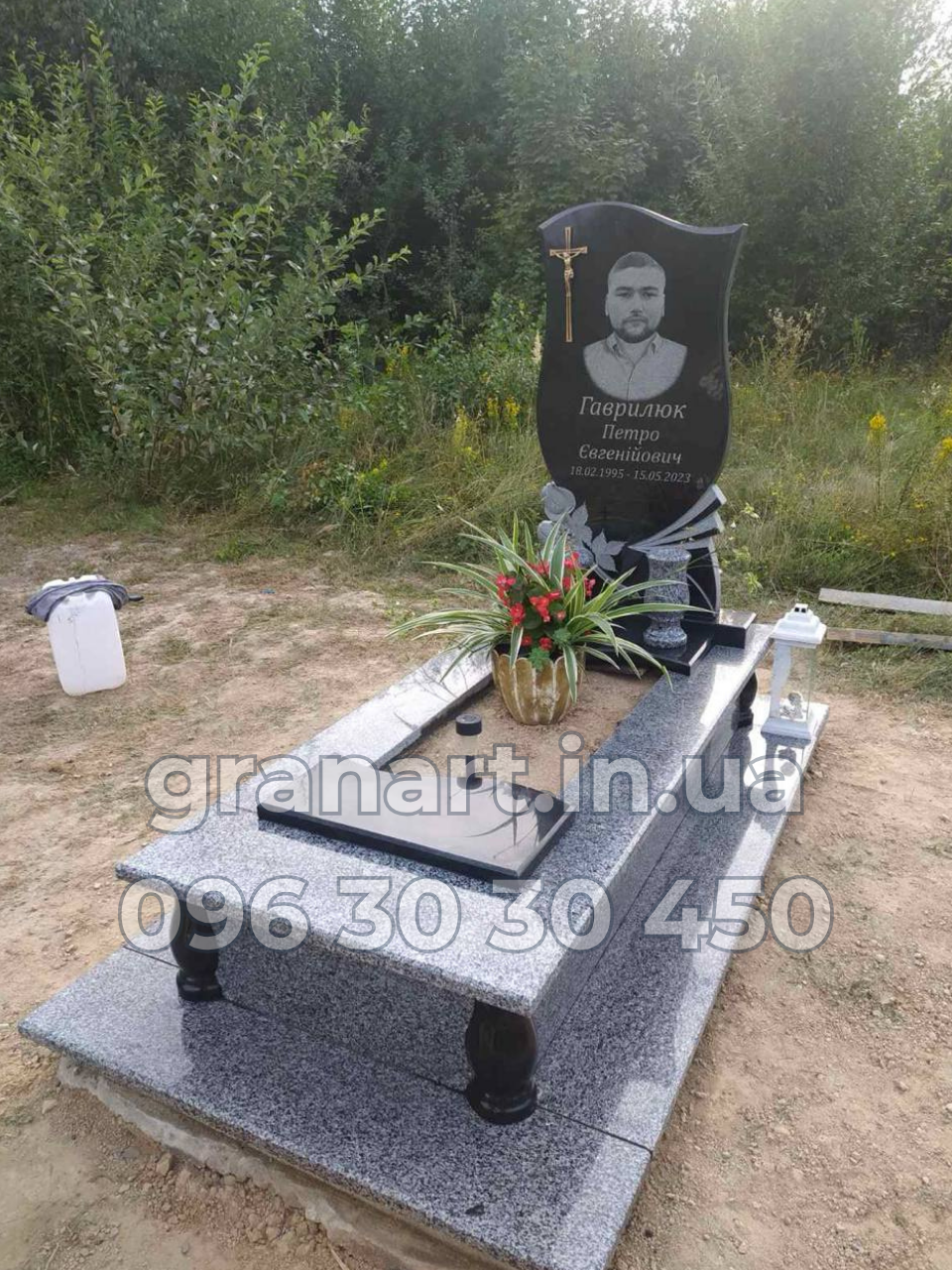 Пам'ятник з розами та хвилькою на стелі