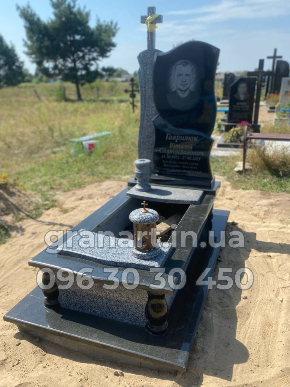 Пам’ятник з сірого граніту та сірою приставною стелою