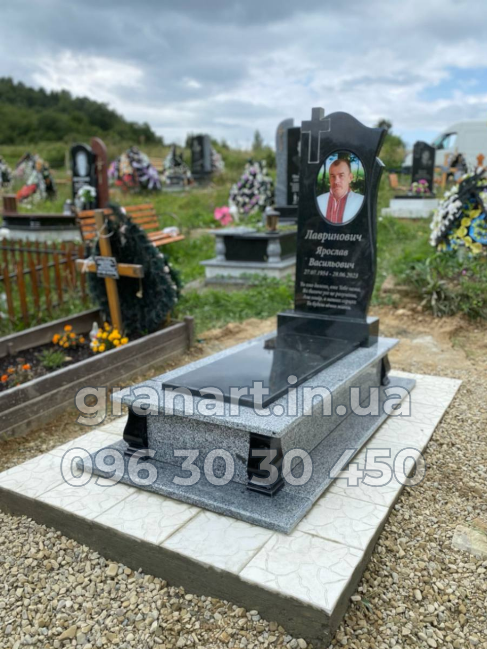 Пам'ятник класичний з вирізаним хрестом на стелі