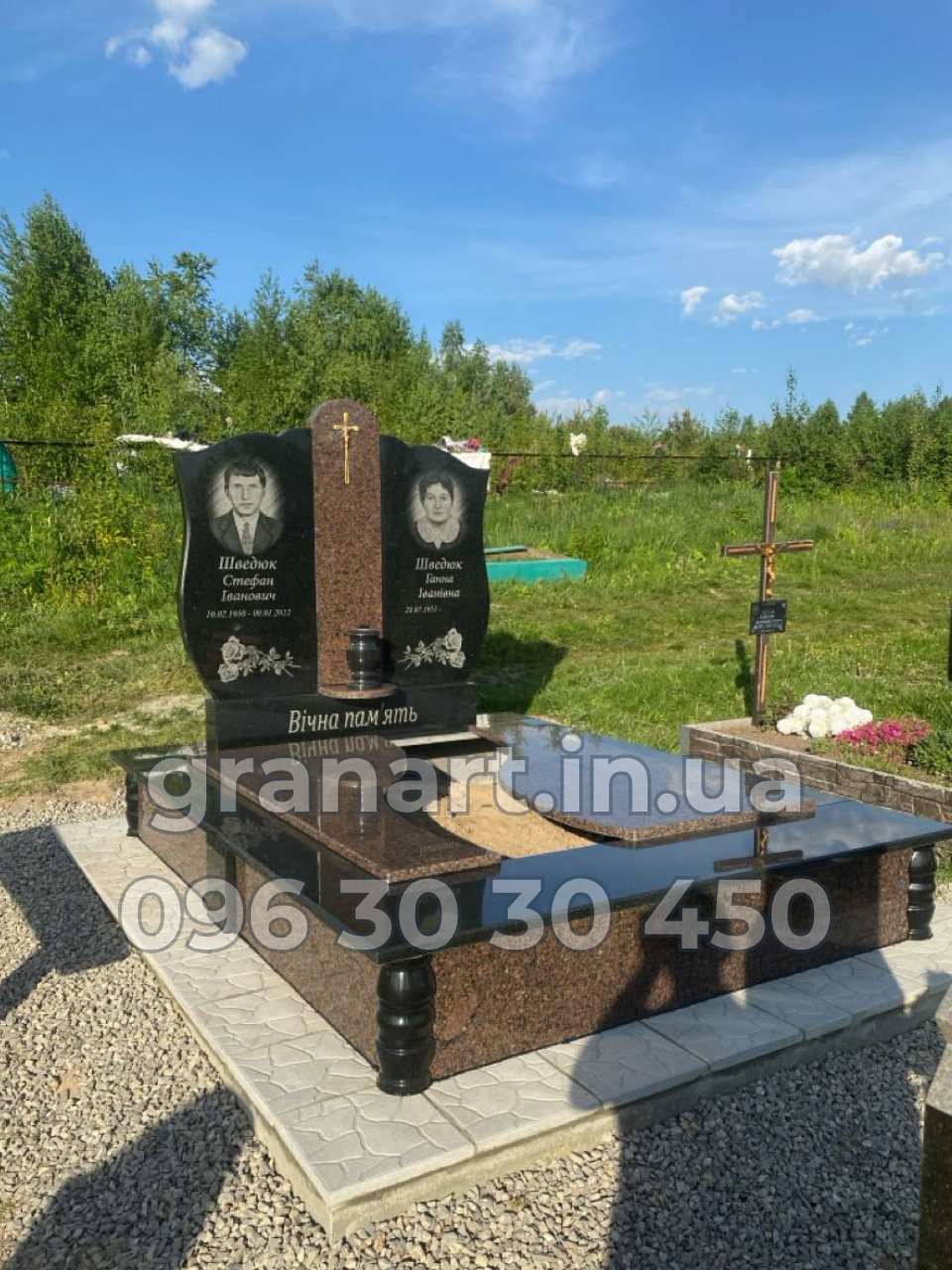 Подвійний з коричневим гранітом та квітником