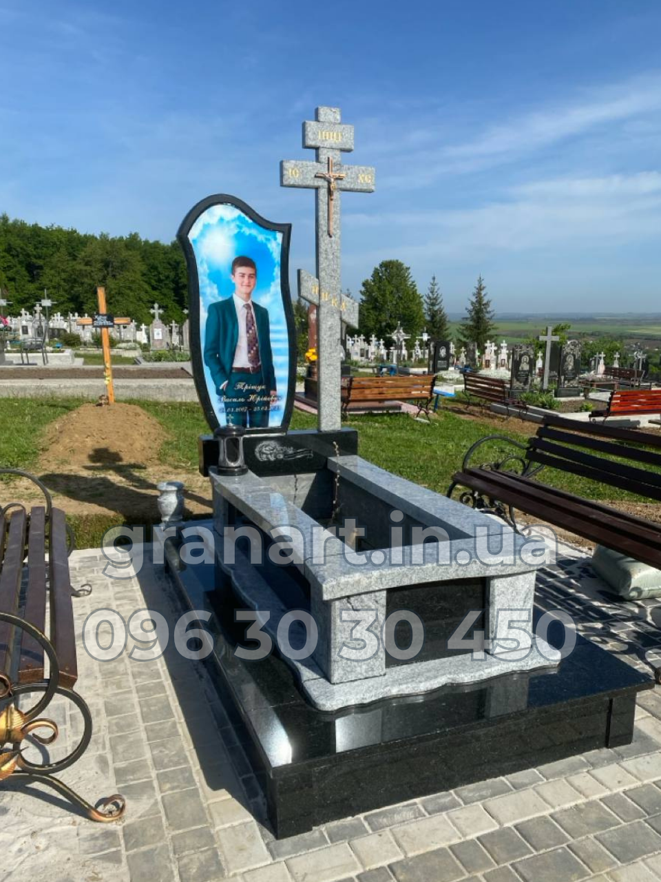 Пам'ятник з великим фото та високим хрестом