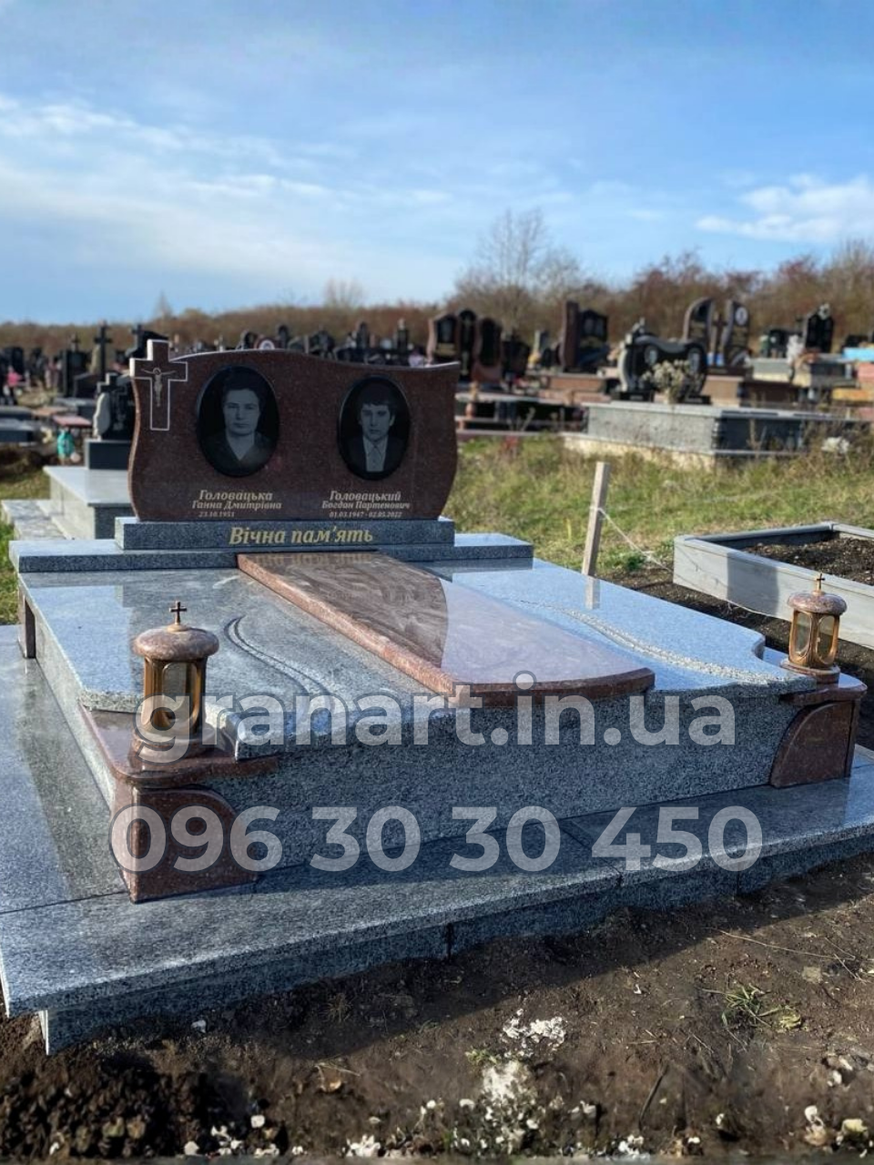 Подвійний масивний з сірого та червоного граніту