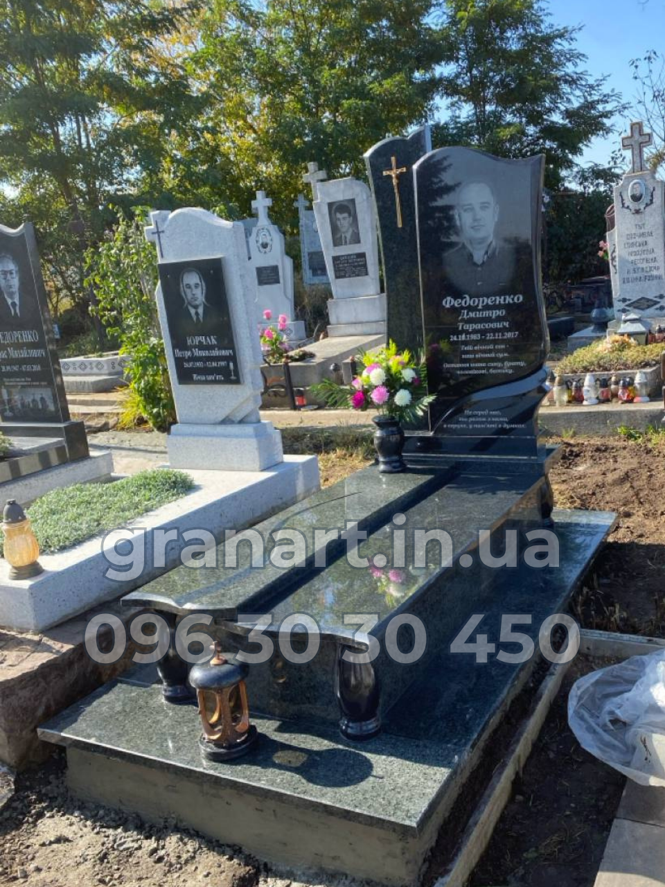 Пам'ятник з зеленого граніту та зеленою приставною стелою