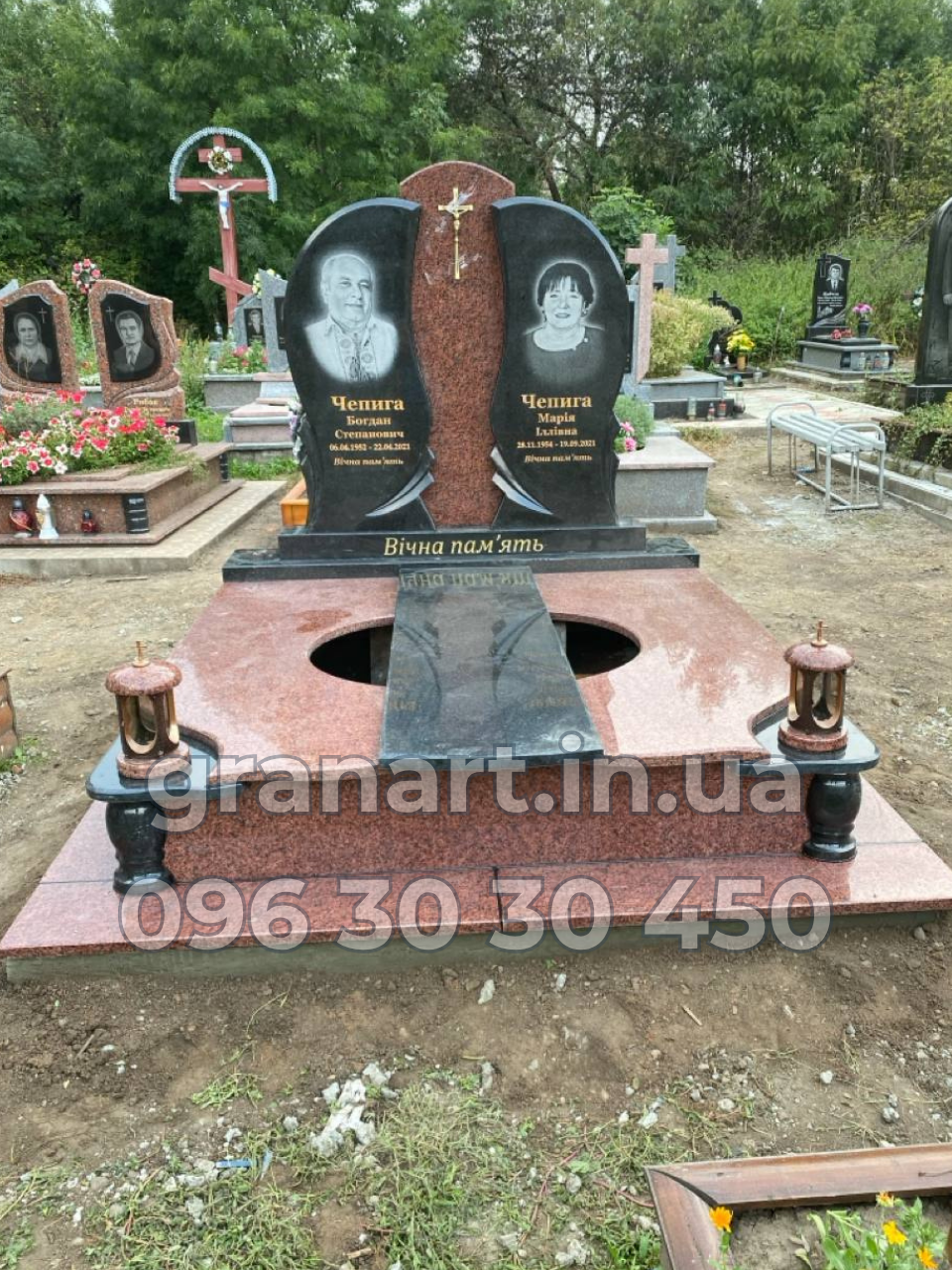 Подвійний з червоного граніту та квітником