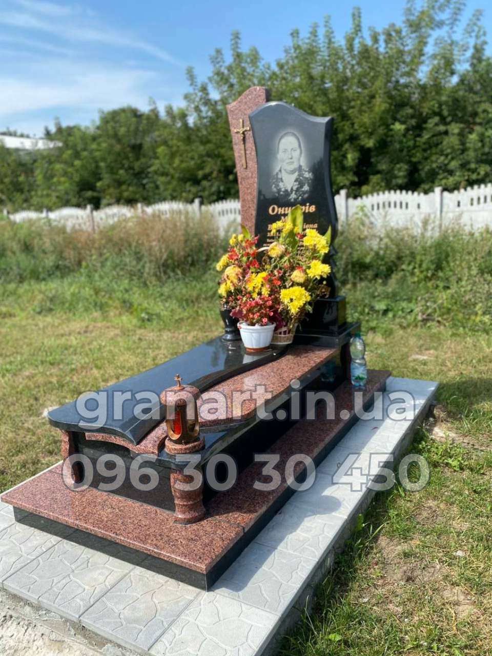 Пам’ятник з червоним гранітом та фігурною плитою