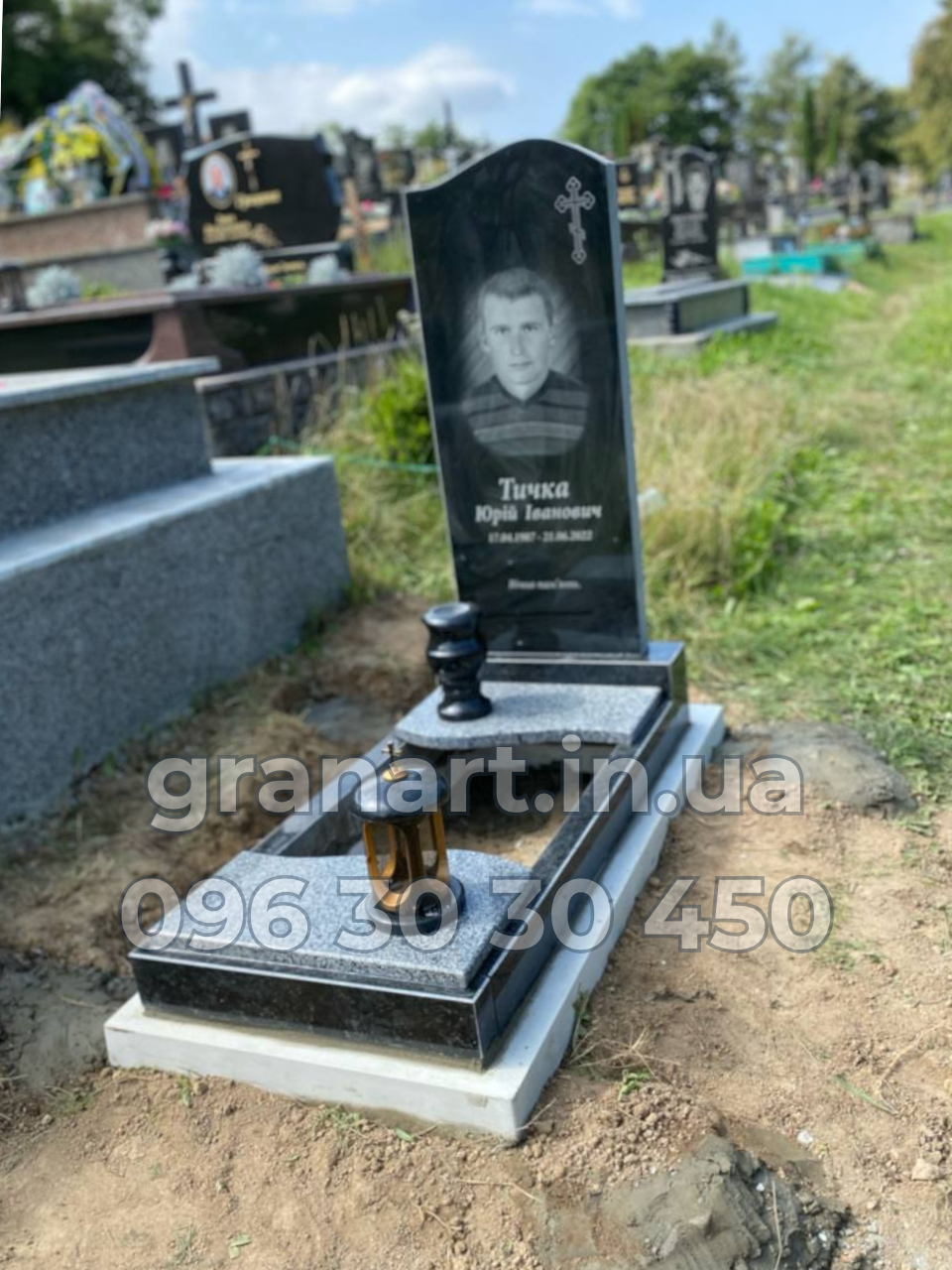 Пам’ятник бюджетний з сірими полками