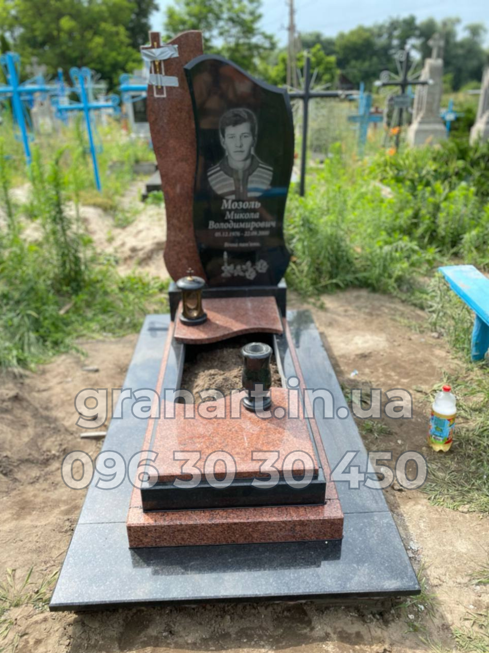 Пам'ятник з червоним гранітом класичний