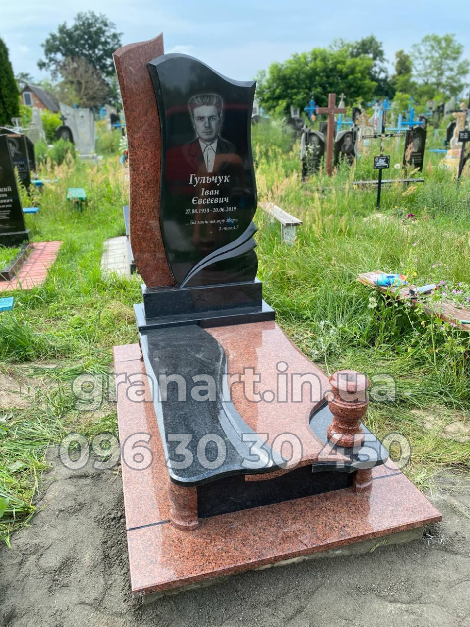 Пам'ятник з червоного граніту та червоною приставною стелою