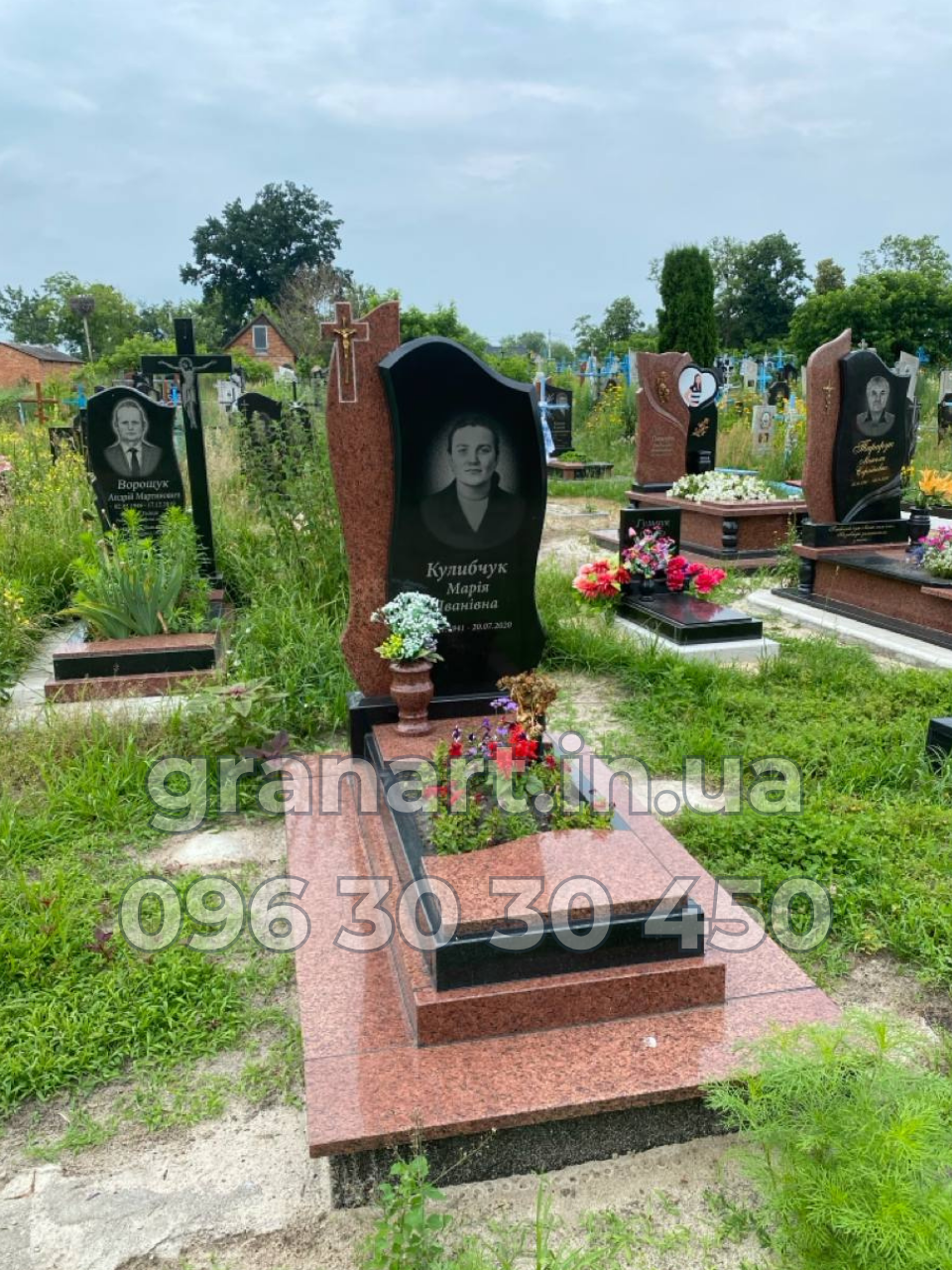 Пам’ятник з червоного граніту з хрестом