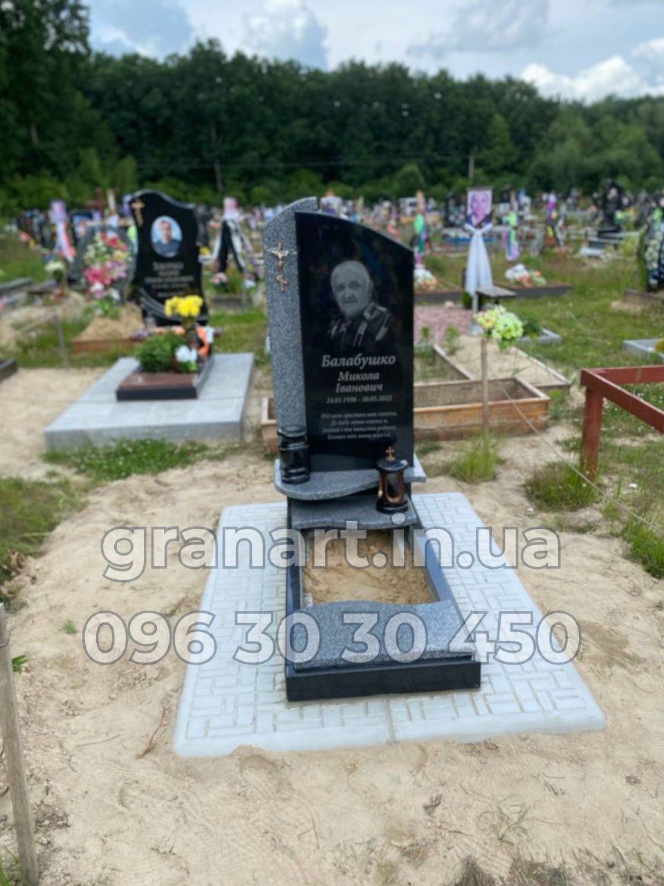 Пам'ятник бюджетний з сірою приставною стелою