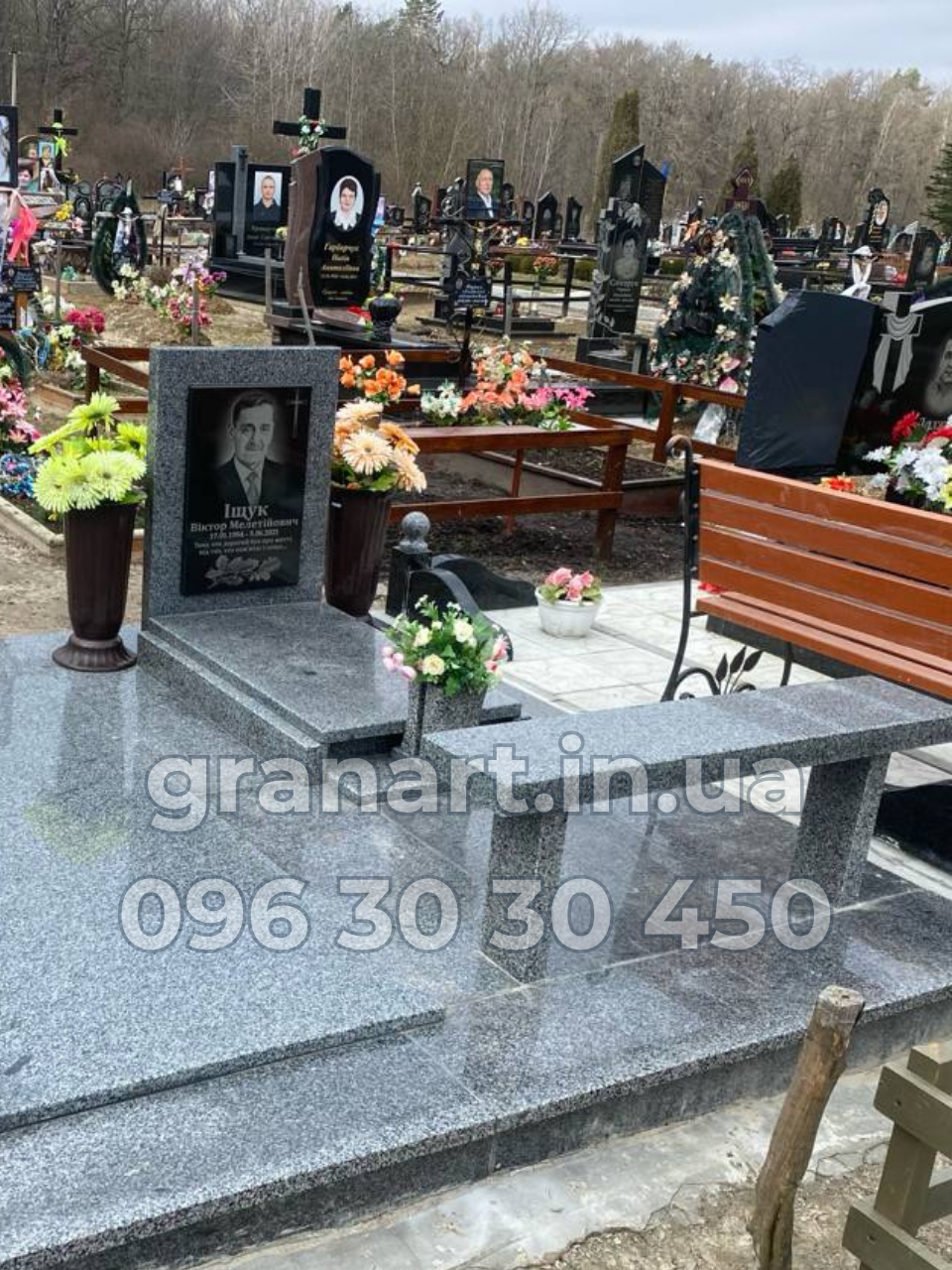 Пам’ятник з сірого граніту класичний європейський