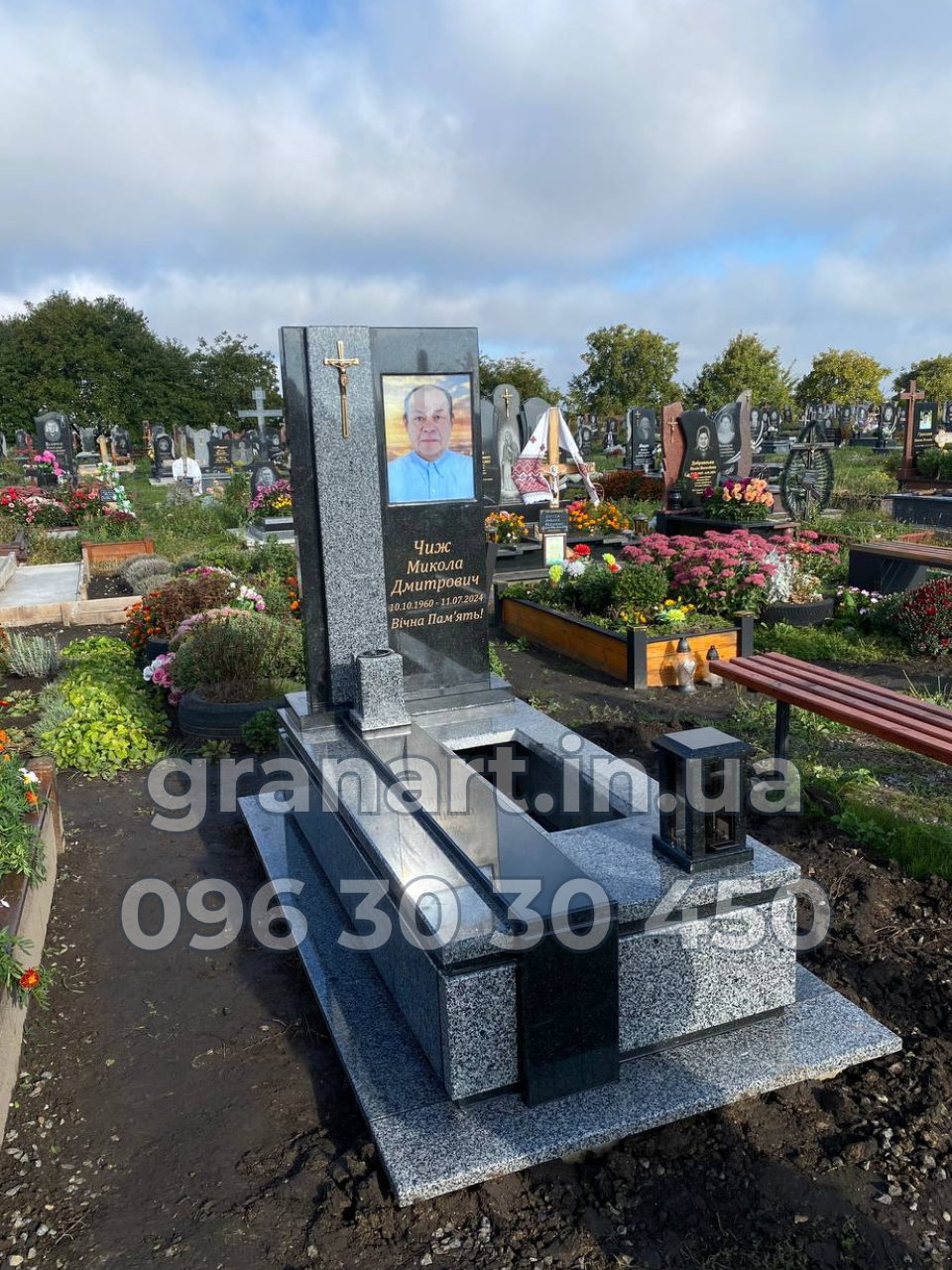 Пам'ятник європейський з фотосклом та з сірого граніту