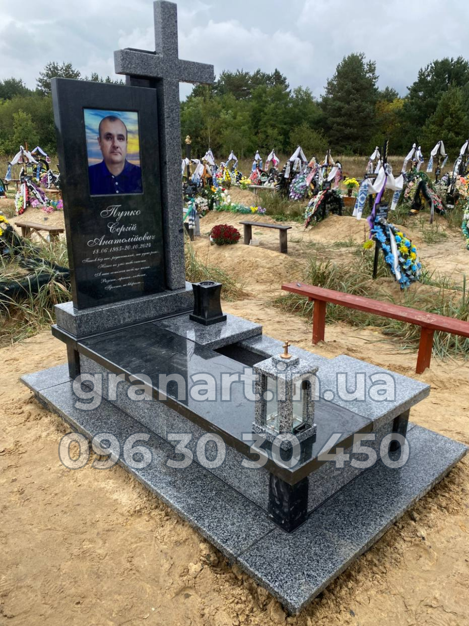 Пам'ятник європейський з масивним хрестом та з сірого граніту