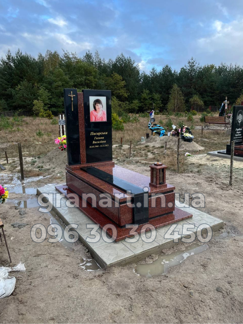 Пам'ятник європейський з фотосклом та з червоного граніту