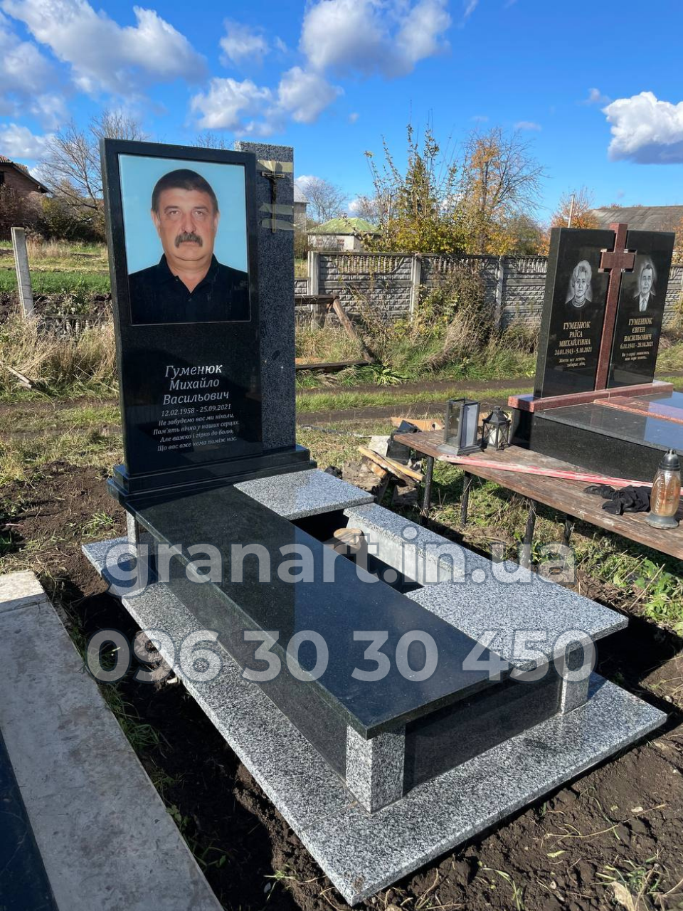 Пам'ятник європейський з великим фотосклом та з сірого граніту