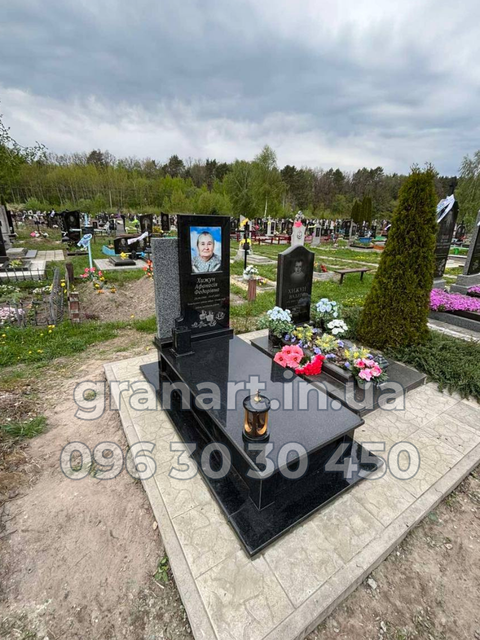 Пам'ятник європейський з фотосклом та чорним гранітом