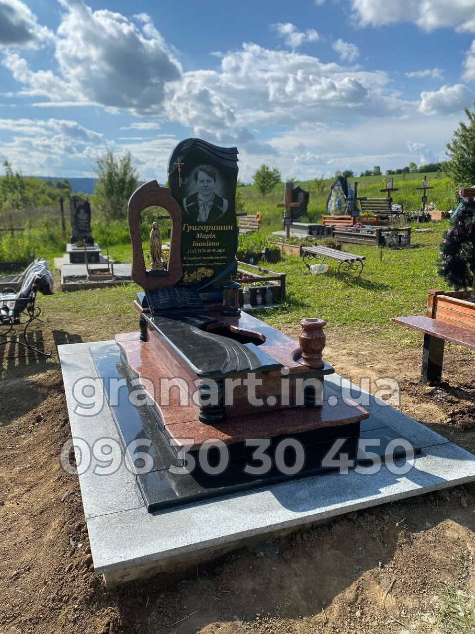 Пам'ятник з червоного граніту та з божею матір'ю