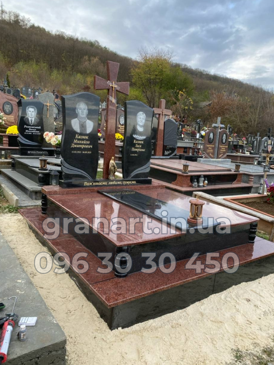 Подвійний класичний червоний з масивним хрестом