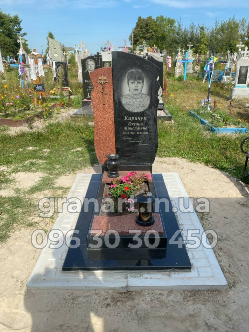 Пам'ятник бюджетний з червоним гранітом та полками