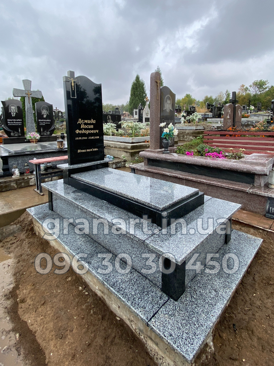 Пам'ятник європейський високий та з сірого граніту