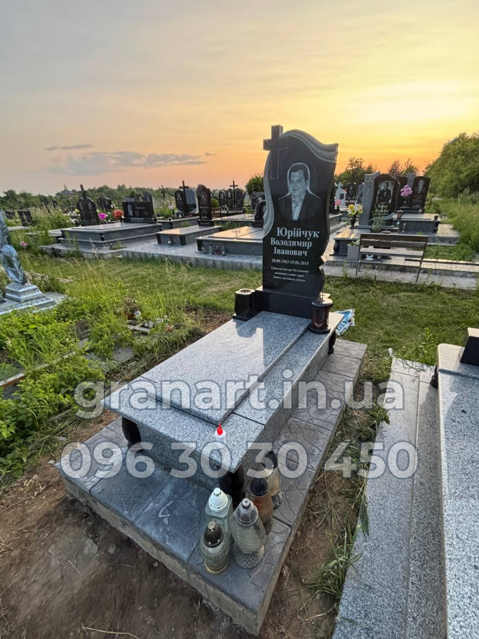 Пам'ятник класичний з сірого граніту та закритий